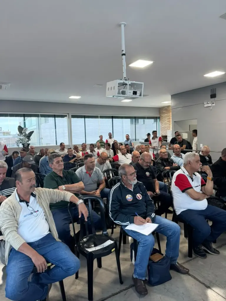 Foto da assembleia da FETTROMINAS para SINTROPATOS